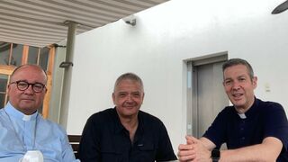 Pedro Salinas (en el centro), junto a Scicluna (izquierda) y Jordi Bertomeu (derecha)