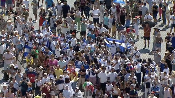 Salvadoreños en la plaza de San Pedro