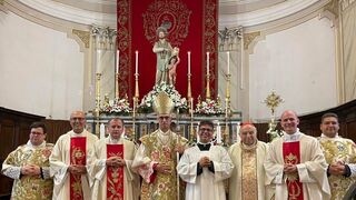 El obispo Raspanti, en el centro