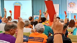 Militantes de la HOAC votando