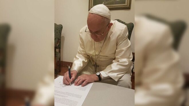Firma del quirógrafo por parte del Papa