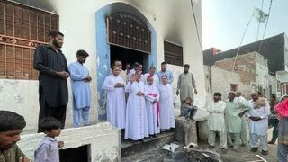 Oración frente a una iglesia quemada por las turbas islámicas en Pakistán