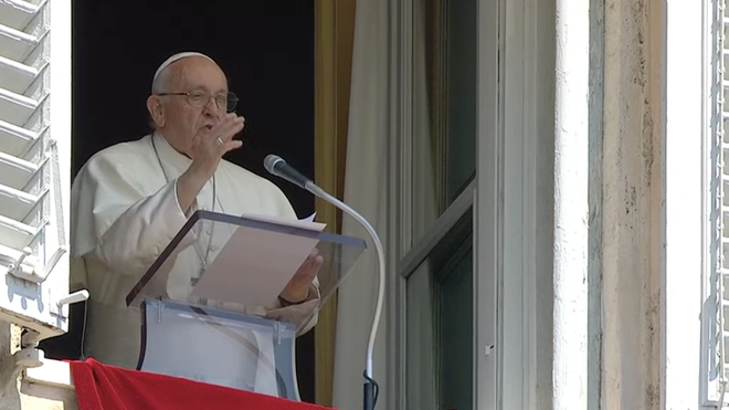 El Papa saluda a los fieles en el Angelus