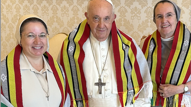 El papa Francisco posa con Montserrat del Pozo e Irene Labraga