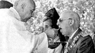 El dictador Franco comulgando