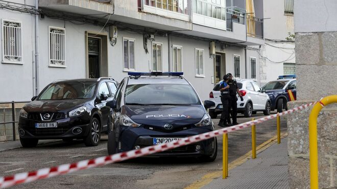 La policía acordonó la vivienda donde se produjo el asesinato machista, en Béjar