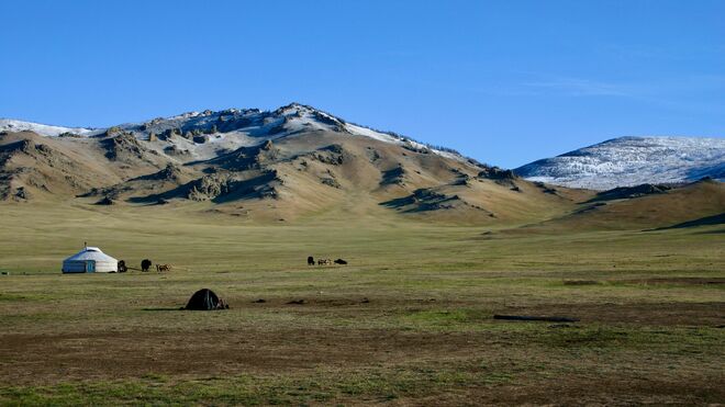Paisaje de Mongolia, con sus típica vivienda nómada