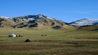 Paisaje de Mongolia, con sus típica vivienda nómada