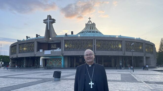 Francisco Cerro ante la Basílica de Santa María de Guadalupe