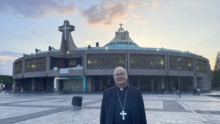 Francisco Cerro ante la Basílica de Santa María de Guadalupe