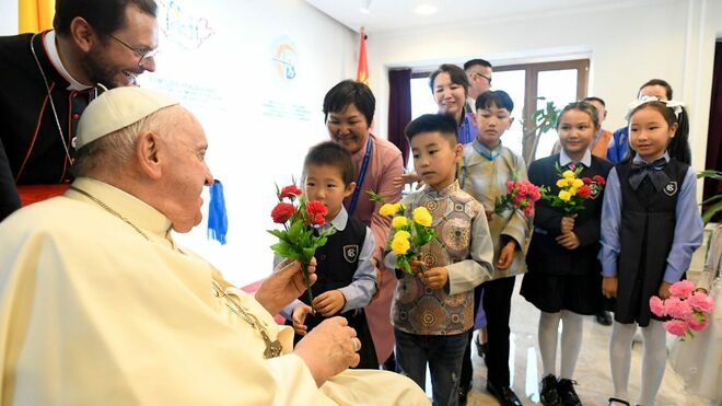 Niños cumplimentan al Papa en la Nunciatura de Ulán Bator