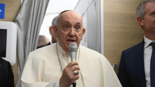 El papa, en el avión rumbo a Mongolia