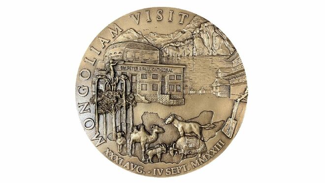 Reversode la medalla comemorativa del viaje viaje apostólico a Mongolia