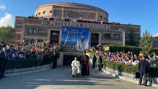 El Papa, con todos (literalmente) los católicos de Mongolia