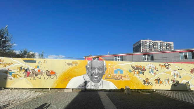 Mural en homenaje al Papa junto a la catedral de Ulán-Bator