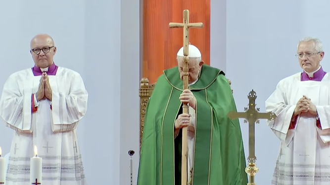 Francisco, apoyado en la cruz-cayado