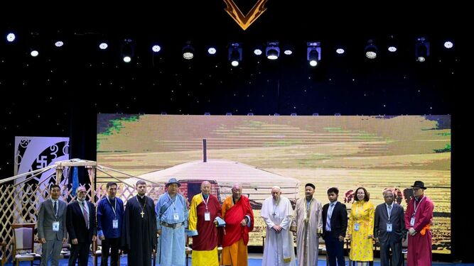 Foto de familia de los doce líderes religiosos al término del encuentro en la capital de Mongolia