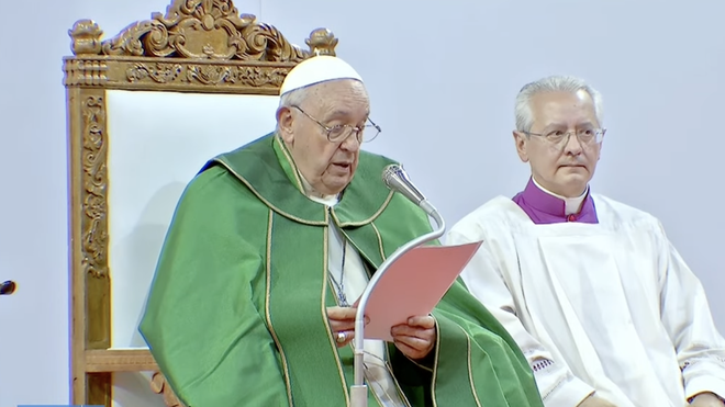 Francisco lee la homilía. A su lado, el bastón