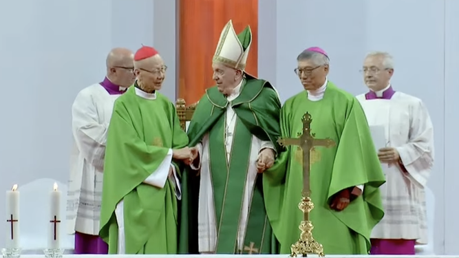 El Papa, con los obispos emérito y titular de Hong-Kong durante su visita a Mongolia