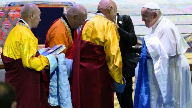 El Papa recibió una estola budista como regalo