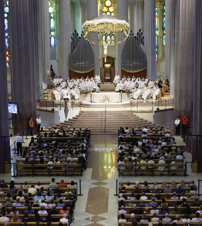 Un millar de fieles en la Sagrada Familia