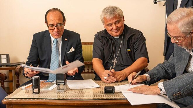 Cardenal Krajewsky firma el protocolo