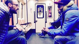 Ibrahima Balde y Amets Arzallus, autores del libro 'Miñán', en el Metro de Madrid