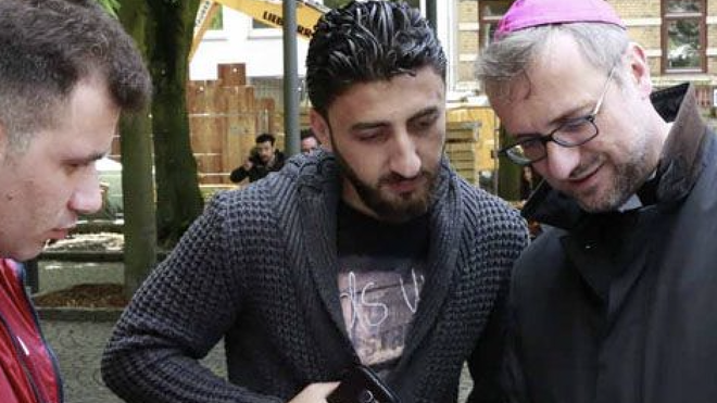 El arzobispo de Hamburgo con unos refugiados