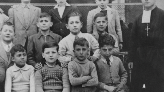 Alumnos de una escuela en Roma en donde escondían a un niño judío