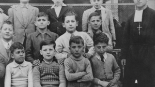 Alumnos de una escuela en Roma en donde escondían a un niño judío