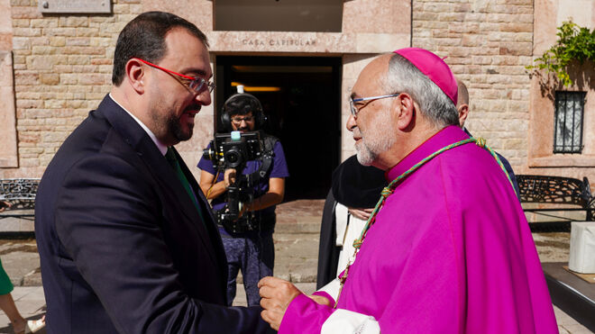 Jesús Sanz Montes saluda al presidente del Principado de Asturias, Adrián Barbón