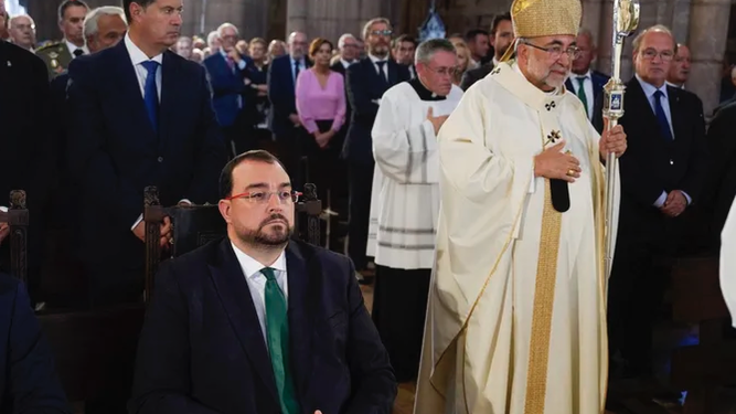 Sanz Montes pasa ante el presidente de Asturias, el socialista Adrián Barbón