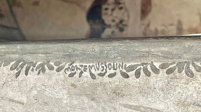 Detalle de la frase disimulada en la Tercera Logia del Palacio Apostólico