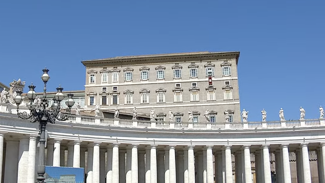 Vista del palacio apostólico desde la plaza de San Pedro