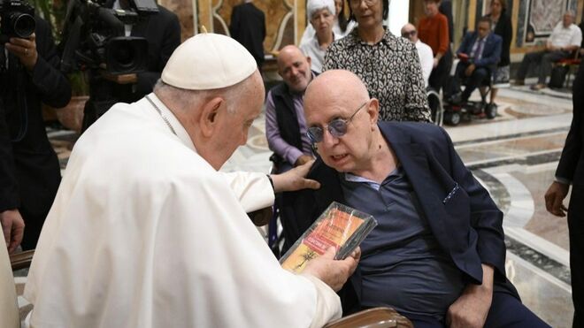 El Papa saluda a uno de los miembros de la asociación