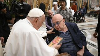 El Papa saluda a uno de los miembros de la asociación
