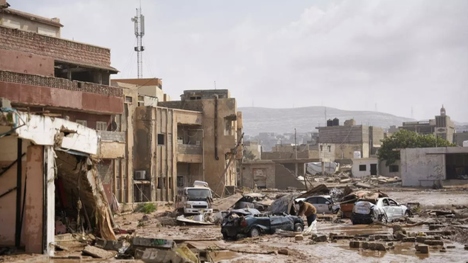 Una calle de la ciudad de Derna inundada tras el paso del ciclón Daniel.