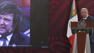 AMLO contempla el vídeo de Milei