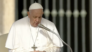 Francisco reza al comienzo de la audiencia general