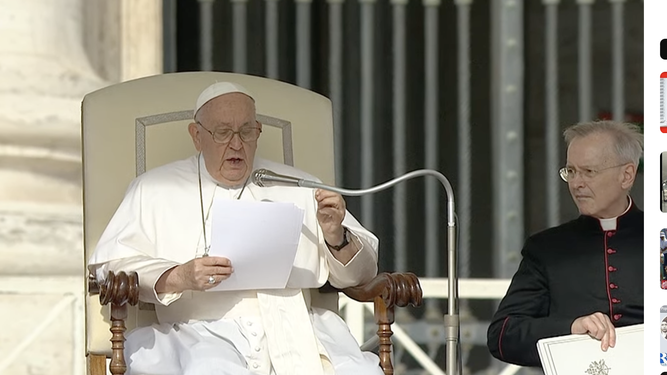El Papa lee su catequesis en la plaza de San Pedro