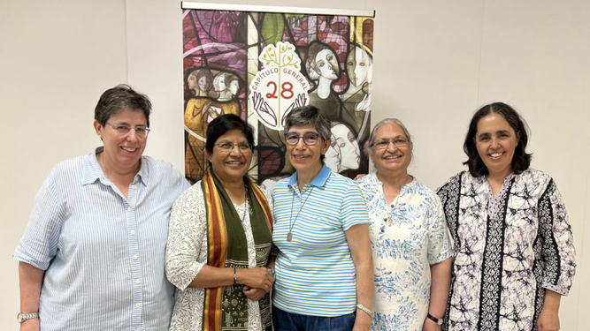 María Teresa Cuervo (en el centro), con el nuevo gobierno de la congregación de las verduras