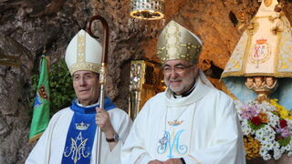 Jesús Sanz, con Francisco Pérez junto a la Santina de Covadonga