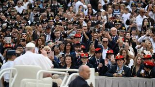 Francisco, con los carabinieri