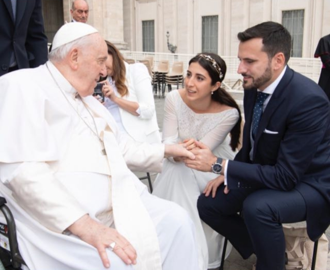 Paula Vega y pareja con Papa Fco