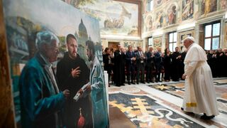 El Papa, con la farmacia vaticana