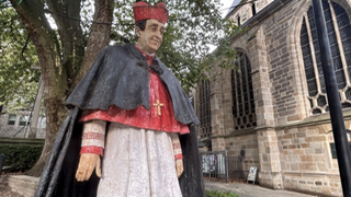 Estatua del cardenal en el jardín de la catedral de Essen
