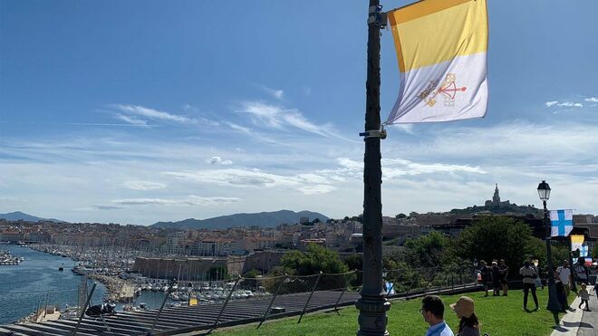Bandera vaticana en Marsella