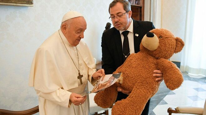 Andrii Yurash muestra el oso al Papa