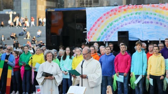 Bendición de parejas gay a las puertas de la catedral de Colonia