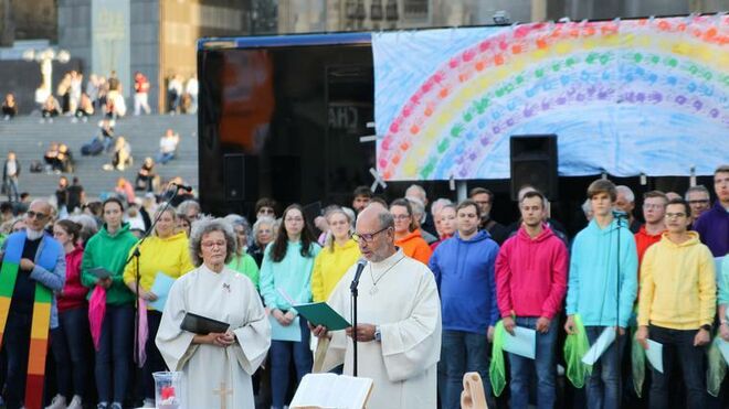 Bendición de parejas gay a las puertas de la catedral de Colonia